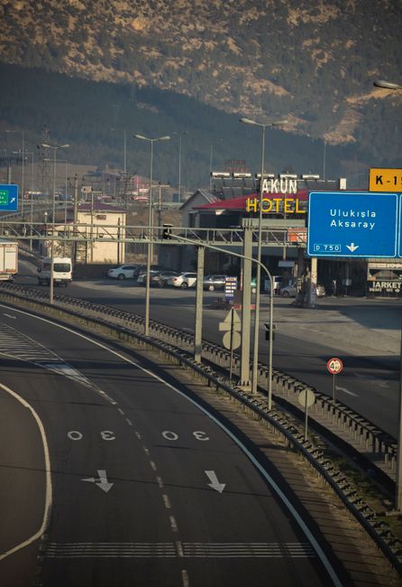 Aksaray'da düğünden dönen ailenin bulunduğu araç kaza yaptı