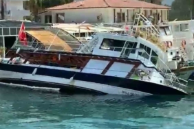 Akyaka'da tur teknesi su alarak yan yattı