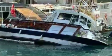 Akyaka'da tur teknesi su alarak yan yattı