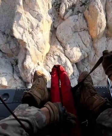Aladağlar'da düşen İngiliz dağcı helikopterle kurtarıldı