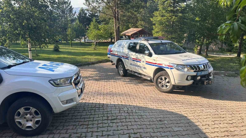 Aladağlar'da düşen İngiliz dağcı için helikopterle kurtarma