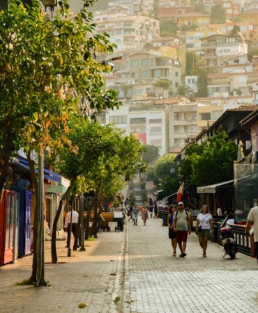Alanya'da eşini ve kayınvalidesini bıçaklayan kişi adliyeye sevk edildi