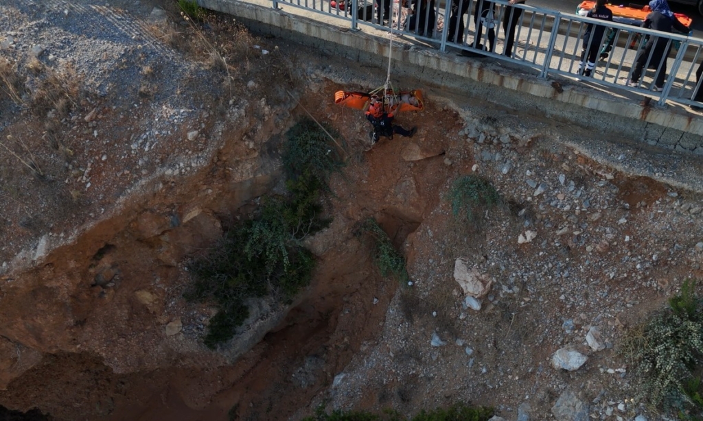 Alanya'da kayalık alanda mahsur kalan vatandaş 2 saatte kurtarıldı
