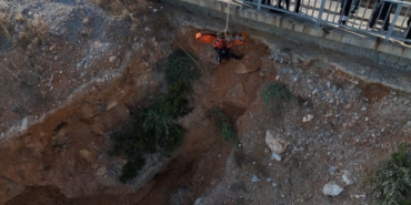 Alanya'da kayalık alanda mahsur kalan vatandaş 2 saatte kurtarıldı