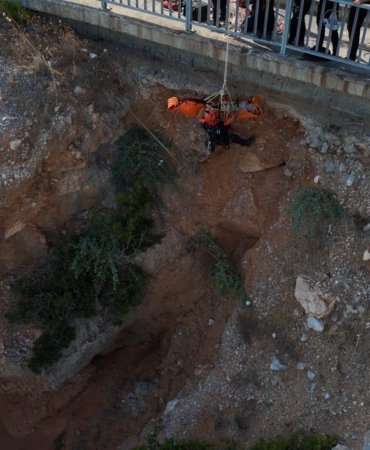Alanya'da kayalık alanda mahsur kalan vatandaş 2 saatte kurtarıldı