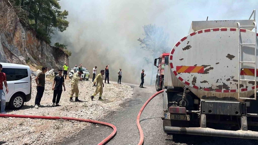 Alanya'da orman yangınına havadan ve karadan müdahale