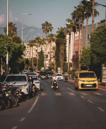 Alanya'da otomobil ile motosiklet çarpıştı, bir kişi hayatını kaybetti