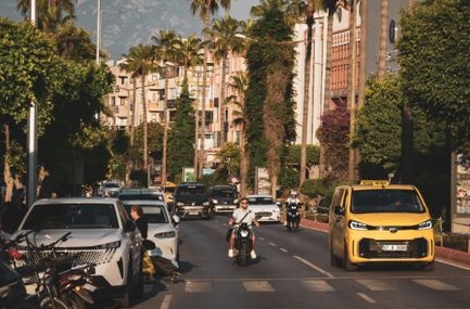 Alanya'da otomobil ile motosiklet çarpıştı, bir kişi hayatını kaybetti