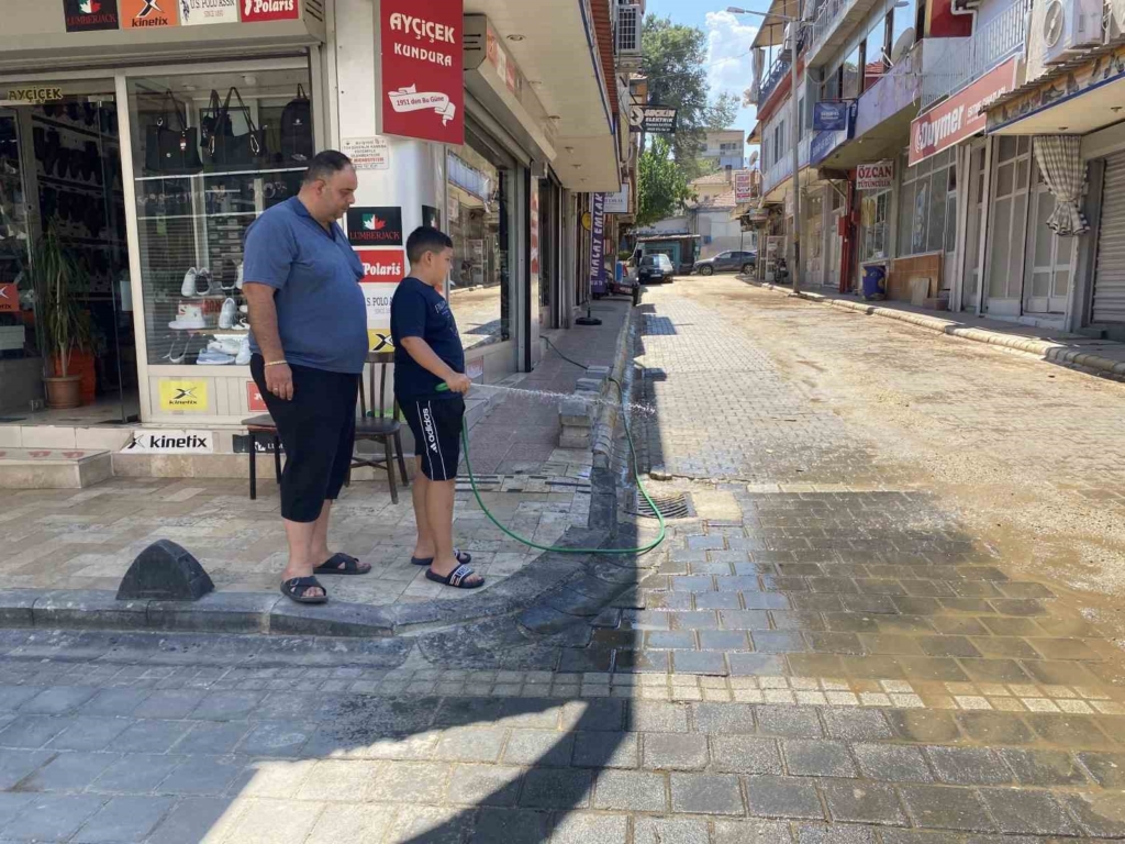 Alaşehir'de Sıcak Hava Hayatı Olumsuz Etkiliyor