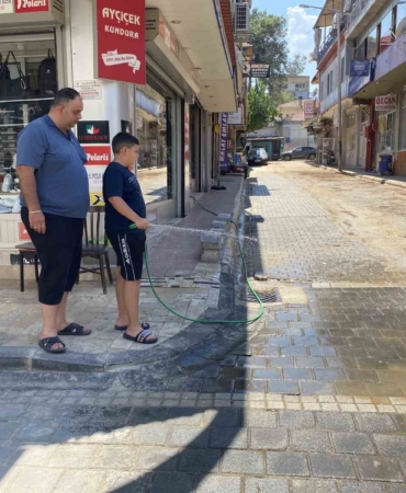 Alaşehir'de Sıcak Hava Hayatı Olumsuz Etkiliyor