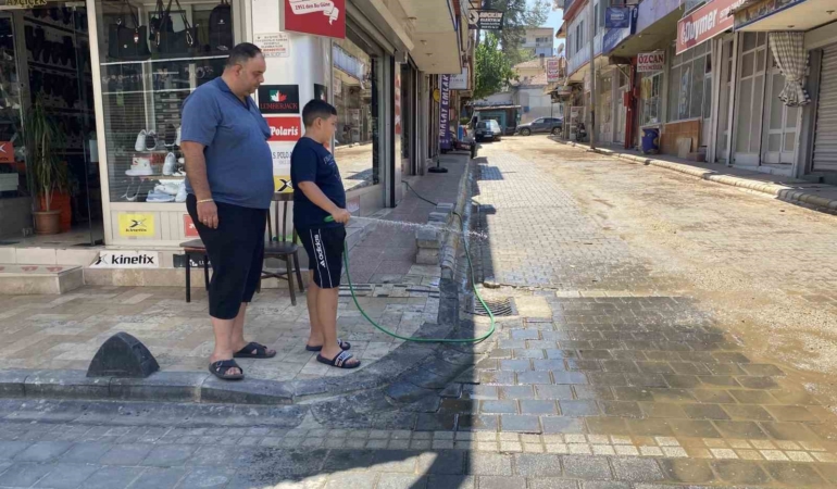 Alaşehir'de Sıcak Hava Hayatı Olumsuz Etkiliyor