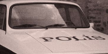 Alkollü sürücü polis aracına binerken kapıları karıştırdı