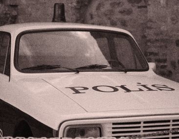 Alkollü sürücü polis aracına binerken kapıları karıştırdı