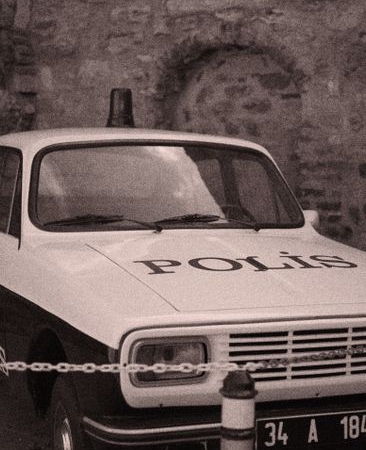 Alkollü sürücü polis aracına binerken kapıları karıştırdı