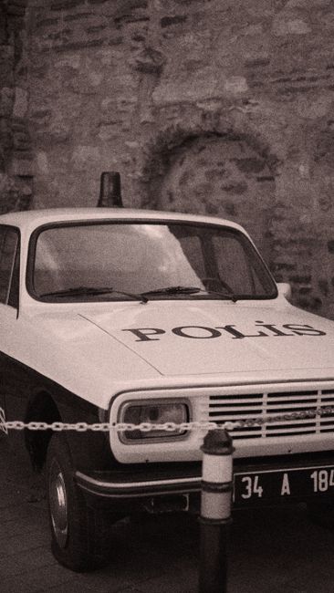 Alkollü sürücü polis aracına binerken kapıları karıştırdı