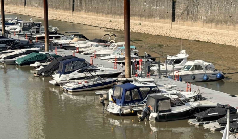 Almanya'da Ren Nehri'nde su seviyesi tarihi düşüşte