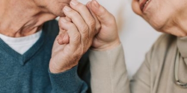 Alzheimer bakımında tiyatro ile yenilikçi eğitim modeli
