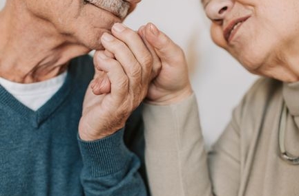 Alzheimer bakımında tiyatro ile yenilikçi eğitim modeli