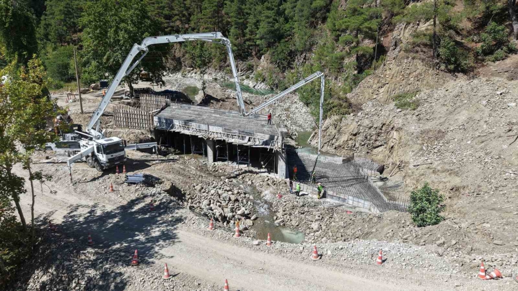 Andırın'da 53 Yıllık Köprünün Yerine Yeni Köprü İnşa Ediliyor