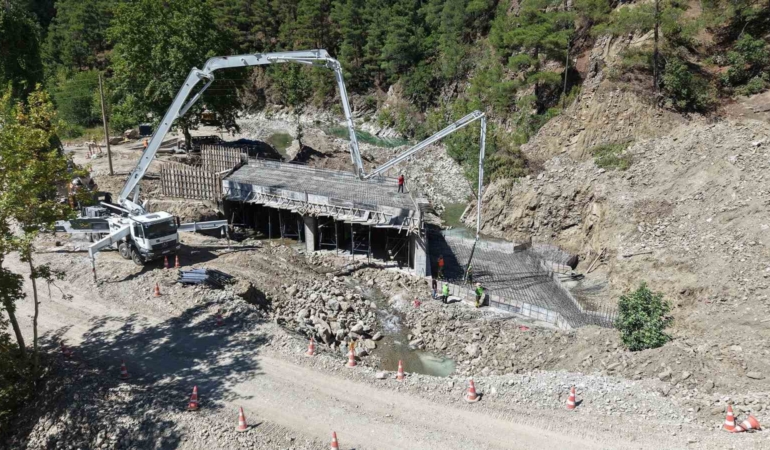 Andırın'da 53 Yıllık Köprünün Yerine Yeni Köprü İnşa Ediliyor