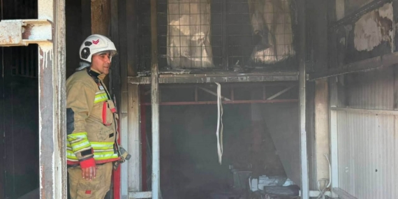 Antakya'daki beyaz eşya deposunda yangın kontrol altına alındı