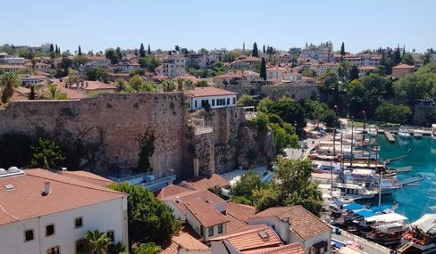 Antalya Kaleiçi'nde Yaz Aylarında Nüfus 100 Katına Çıkıyor