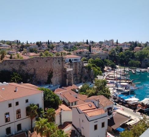 Antalya Kaleiçi'nde Yaz Aylarında Nüfus 100 Katına Çıkıyor
