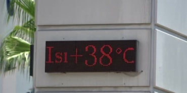 Antalya'da Sıcak Havalardan Kaçış: Buz Pisti