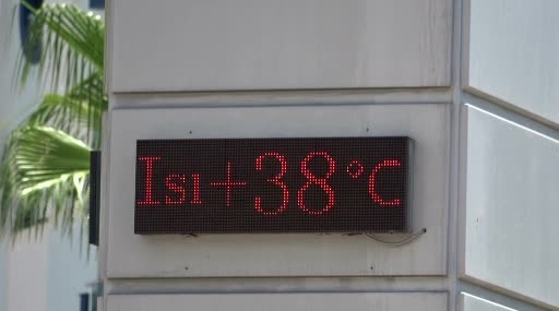 Antalya'da Sıcak Havalardan Kaçış: Buz Pisti