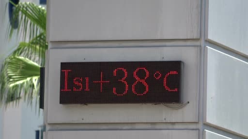 Antalya'da Sıcak Havalardan Kaçış: Buz Pisti