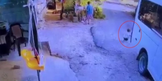 GERİ MANEVRA YAPAN BABA, ÖLÜMÜNE SEBEP OLDUĞU BEBEĞİNİN CENAZESİNİ GÖZYAŞLARI ARASINDA TESLİM ALDI 1,5 YAŞINDAKİ BEBEĞİN CENAZESİNİ ALAN AİLESİNİN FERYATLARI YÜREKLERİ DAĞLADI