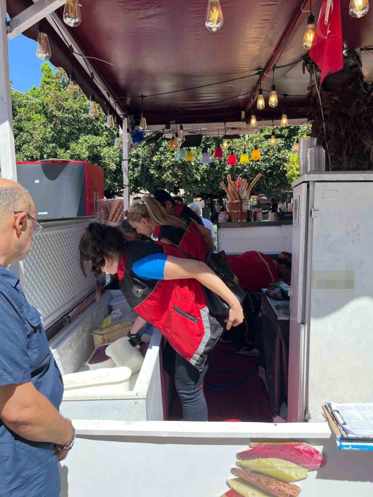 Antalya'da dondurma işletmesi, fahiş fiyat nedeniyle kapatıldı