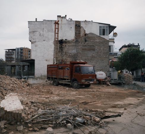 Antalya'da evden 5 kamyon çöp çıkarıldı, yaşam alanları yenilendi