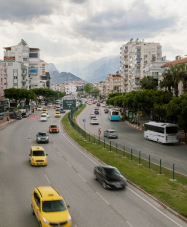 Antalya'da hafif ticari araç dükkana uçtu, sürücü özür diledi