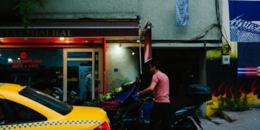 Antalya'da hafif ticari araçla çarpışan motosiklet sürücüsü yaralandı