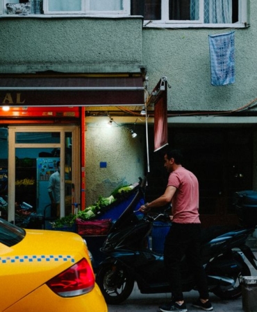 Antalya'da hafif ticari araçla çarpışan motosiklet sürücüsü yaralandı
