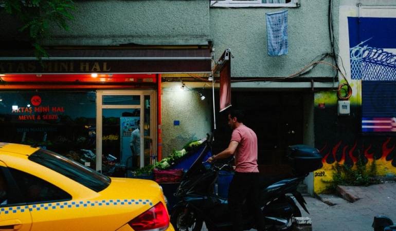 Antalya'da hafif ticari araçla çarpışan motosiklet sürücüsü yaralandı