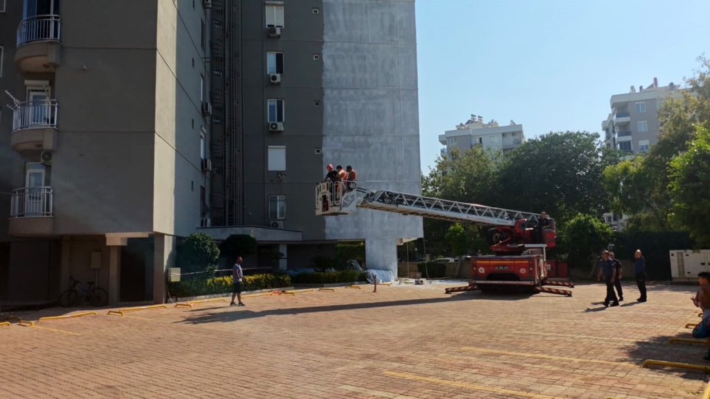 Antalya'da iskelede mahsur kalan işçiler itfaiye tarafından kurtarıldı