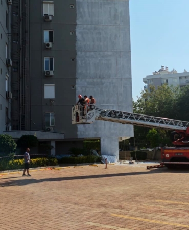 Antalya'da iskelede mahsur kalan işçiler itfaiye tarafından kurtarıldı