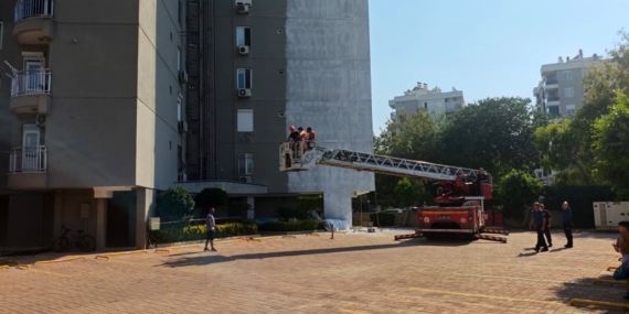 Antalya'da iskelede mahsur kalan işçiler itfaiye tarafından kurtarıldı
