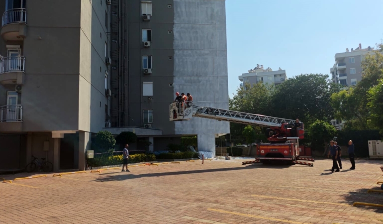 Antalya'da iskelede mahsur kalan işçiler itfaiye tarafından kurtarıldı