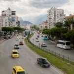 Antalya'da itfaiyeye yol vermek isteyen sürücü kaza yaptı
