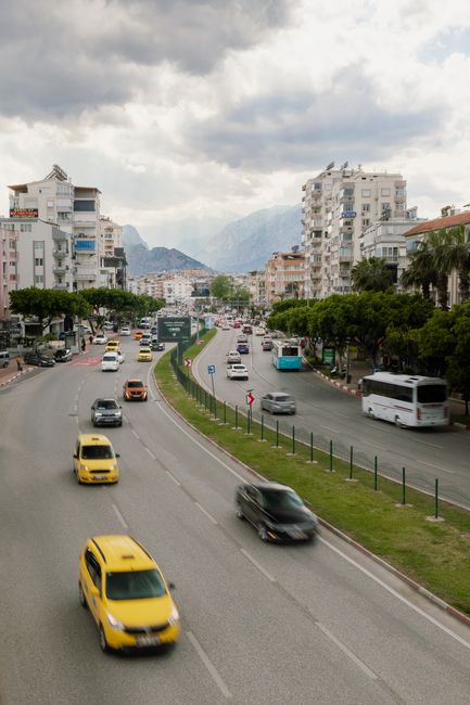 Antalya'da itfaiyeye yol vermek isteyen sürücü kaza yaptı