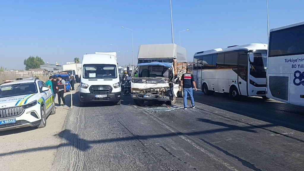 Antalya'da kamyon kazası, 5 kilometre araç kuyruğu oluştu
