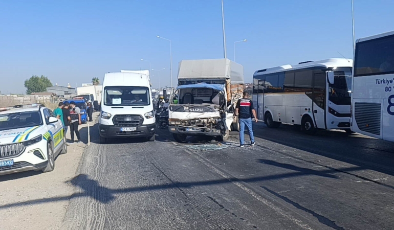 Antalya'da kamyon kazası, 5 kilometre araç kuyruğu oluştu
