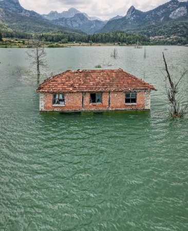 Antalya'da mahsur kalan genç kız kurtarıldı