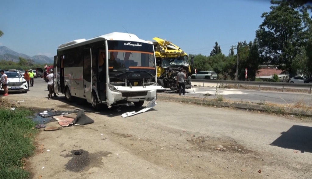 Antalya'da midibüse tır çarptı, 11 kişi yaralandı
