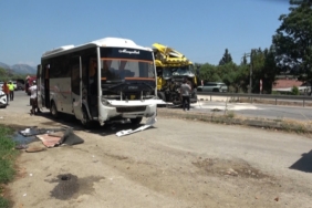 Antalya'da midibüse tır çarptı, 11 kişi yaralandı