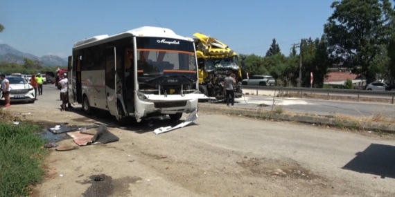 Antalya'da midibüse tır çarptı, 11 kişi yaralandı