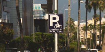 Antalya'da motosiklet ile otomobil çarpıştı, 1 kişi yaralandı